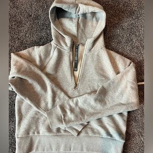 Vuori Women’s half zip in heather gray XS